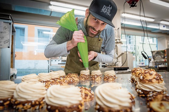 David Schmid zaubert mit einem kleinen, aber hochwertigen Angebot ein kleines Stück Frankreich ins Herz von Zofingen. Bild: Toni Frezza