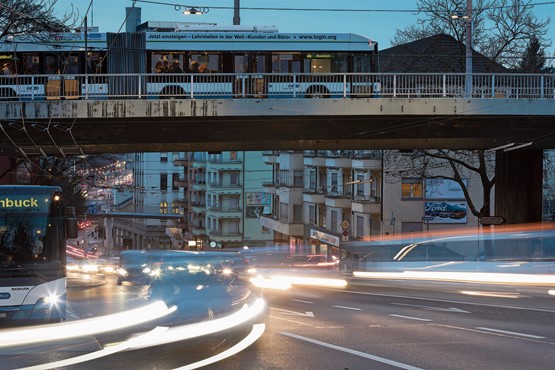 Glaubt man dem UVEK, so wird der Verkehr bis ins Jahr 2050 nur halb so stark wachsen wie die Bevölkerung. Bild: Keystone