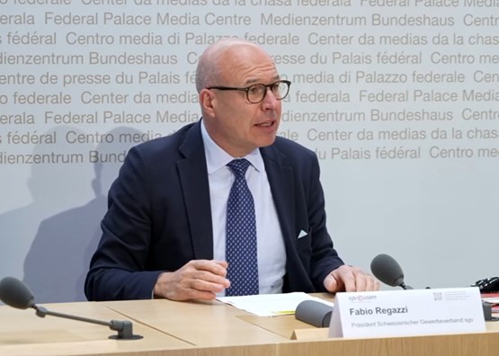 sgv-Präsident und «Die Mitte»-Nationalrat Fabio Regazzi setzt sich mit dem Komitee «Ja zur Änderung des Stempelabgabengesetzes» für ein JA am 13. Februar 2022 ein. Bild: sgv