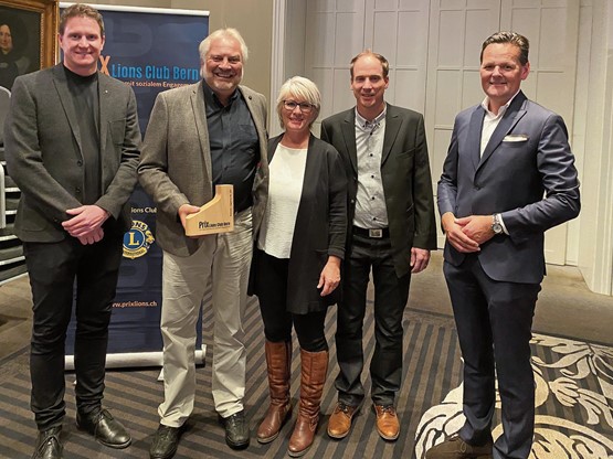 V.l.: Jan Röthlisberger (Jurypräsident PrixLions), Geschäftsführer Roland Baumann, Simone Baumann und Stv. Geschäftsführer Micha Somandin (Baumann + Eggimann AG), Raphael Weibel (Präsident des Stiftungsrats PrixLions).Bild: zVg