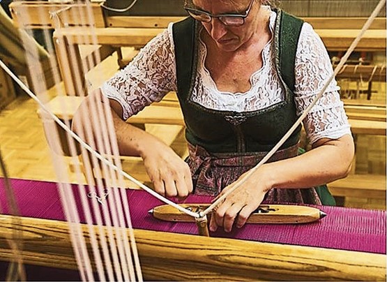 Lebendiges Kunsthandwerk: Weben für kirchliche Textilien.