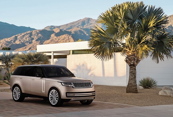 Wuchtig wie immer: Der neue Range Rover ist unverkennbar..