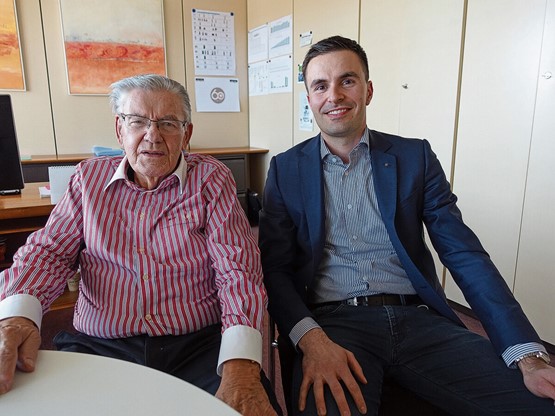 Joël Paul et son grand-père Willy: «Il m’a tout appris, à commencer par sortir de l‘entreprise et partir à la rencontre des clients. Et à me comporter d‘abord comme un collaborateur au service de l‘entreprise.» Photos: FOG