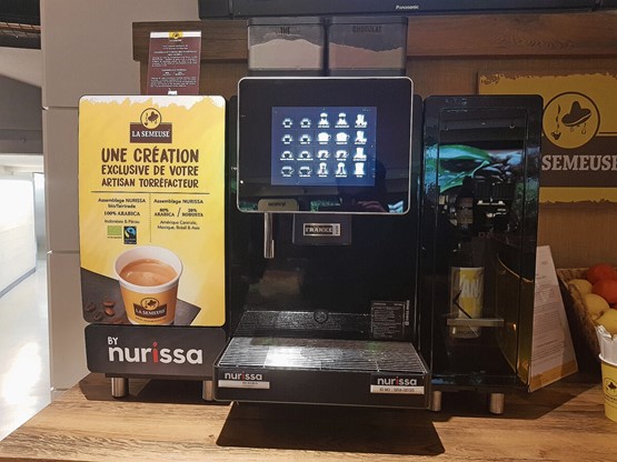 L’entreprise biennoise a su nouer des partenariats technologiques (moulins à café Franke) et commerciaux (cafés La Semeuse) pour innover. Les distributeurs peuvent être personnalisés. Photo: FOG