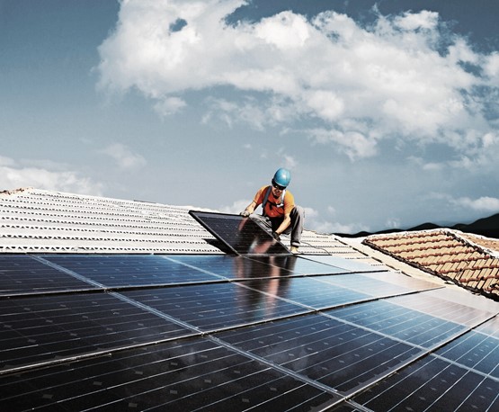 Photovoltaik und Solartechnologien sind die Gewinner von morgen: In der «Vision 2050» fördert Gebäudehülle Schweiz eine aktive Nutzung von Solarenergien. Bild: zVg