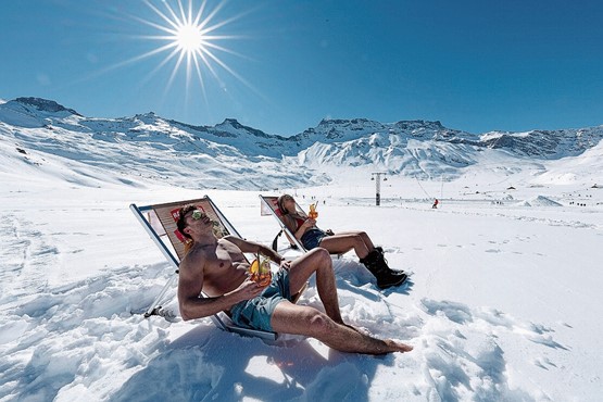 Zurücklehnen, entspannen und die Seele baumeln lassen: Für Erholungssuchende und Sonnenanbeter wird die Engstligenalp im Frühling zum Paradies.Bild: zVG