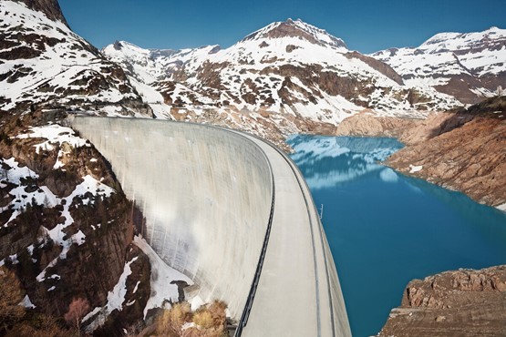 Lac d’Émosson et barrage du Châtelard (VS). Une approche durable, c’est plus complexe que des produits financiers ESG.Photo: 123RF