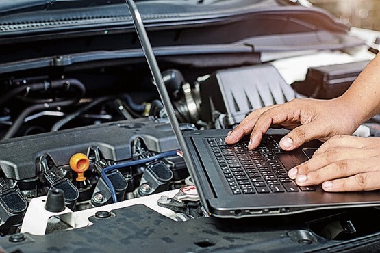 Die im Swiss Automotive Aftermarket zusammengeschlossenen Unternehmen sorgen dafür, dass die Garagen-Betriebe fachlich und auch infrakstuktur-mässig in der Lage sind, ihrer Kundschaft die immer komplexer werdenden Wartungs- und Reparaturarbeiten für deren Fahrzeuge anbieten zu können.Bild: 123RF 