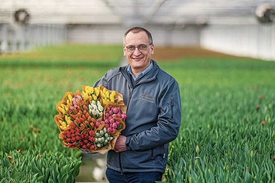 Ein Hauch von Frühling: Bruno Rutishauser mit seinen Tulpen. Bild: zVg 