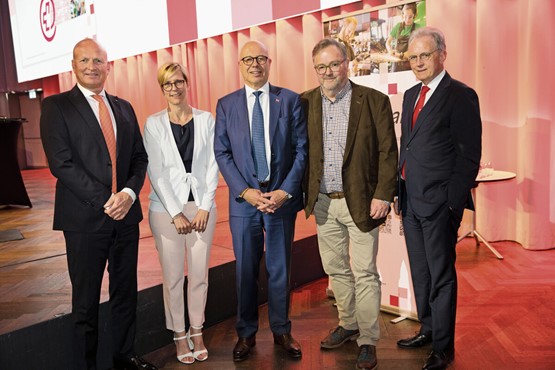 Les trois nouveaux du Comité directeur de l’usam. Avec (de g. à dr.) Leif Agnéus, Jacqueline Montandon-La-Longe Moser et Hansjörg Steiner (2e depuis la dr.). Au centre, Fabio Regazzi, président de l’usam et conseiller national (Le Centre/TI) et Hans-Ulrich Bigler, directeur (à dr.).Photo: Iris Andermatt