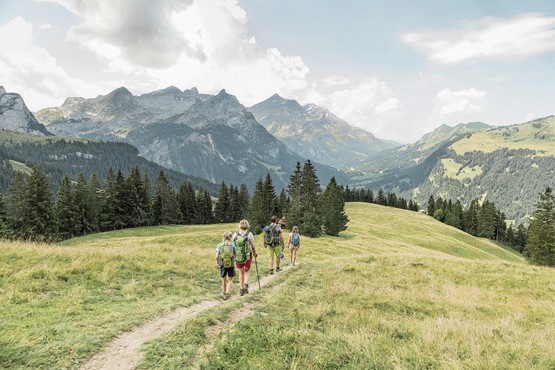 Mit dem ersten Schweizer Wandergipfel in Gstaad wird im August der beliebtesten Sportaktivität der Schweizerinnen und Schweizer eine Bühne geboten.Bild: zVg