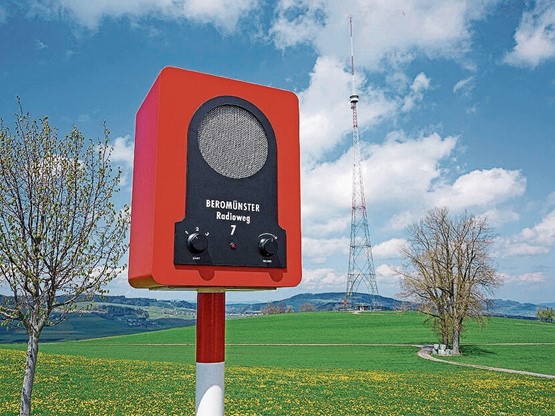 Open-Air-Installation mit 7 Hörstationen und 3 Hörgeschichten: Der Beromünster-Radioweg führt vom Flecken Beromünster hinauf zum 217 Meter hohen Sendeturm auf dem Blosenberg.DNS-Transport © Ueli Kleeb