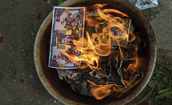 Le culte des ancêtres du Nouvel An chinois et le papier d’encens qui brûle.Photo: 123RF