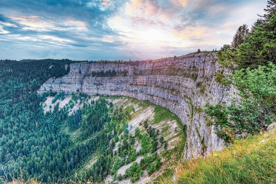 Neuchâtel a frappé fort dans le cirque politique (Photo: Creux-du-Van) en faisant primer des dispositions cantonales sur le salaire minimal.Photo: 123RF