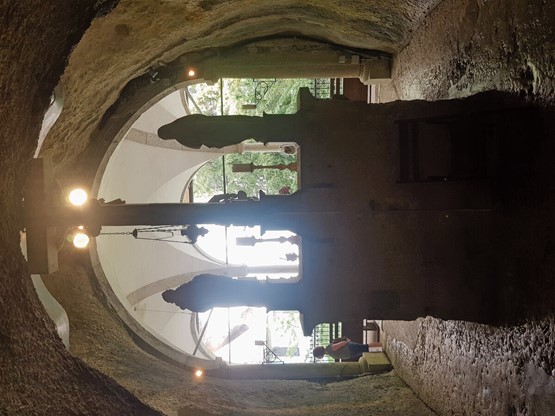 ... et la seconde dans une grotte.