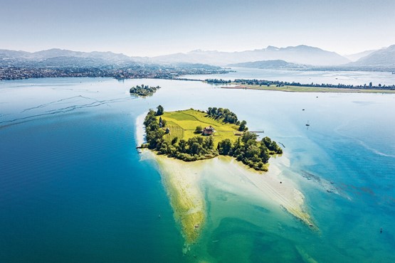 Die grösste Insel der Schweiz liegt im Zürichsee: Es ist die seit 1965 im Besitz des Klosters Einsiedeln befindliche Insel Ufenau, oder, wie die Einheimischen sagen, «Ufnau». Auf ihr befinden sich Rebberge des Klosters, eine Kapelle und eine hübsche Wirtschaft. Bild: zVg