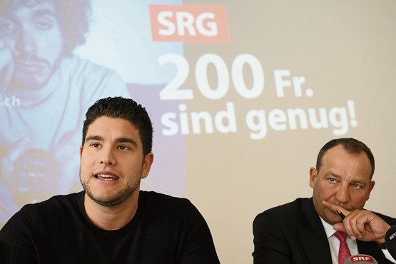 «200 Franken sind genug», finden Thomas Matter (Nationalrat SVP/ZH, rechts) und Matthias Müller, Präsident Jungfreisinnige Schweiz, vom überparteilichen Initiativkomitee zur SRG-Initiative. Bild: Keystone