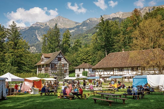 Im Freilichtmuseum Ballenberg geht im Herbst mit 15 regionalen Herbsttraditionen die Post ab. Bild: ©-Ballenberg, Freilichtmuseum der Schweiz 