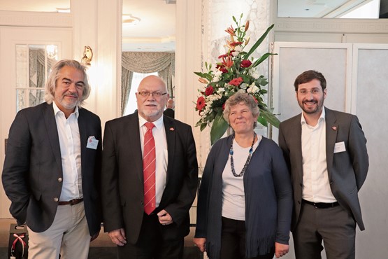 Wurden im Vorstand bestätigt: Rolf Locher, Präsident Ruedi Lustenberger und Alice Glauser, sehr zur Freude von Geschäftsführer Mikael Huber (v.l). Vorstandsmitglied Nationalrat Rocco Cattaneo fehlt auf dem Bild. 