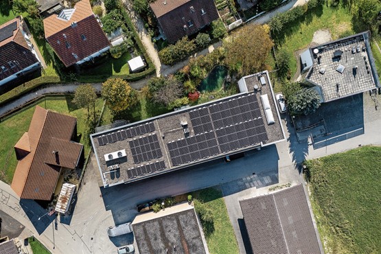 Erneuerbare Energie selbst generieren: Ressourcen schonen mit der Photovoltaik-Anlage auf dem Dach der Druckerei Herzog AG.Bilder: zVg