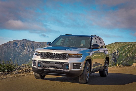 Deutlich moderner, komfortabler und vor allem elektrifiziert: Der Jeep Grand Cherokee geht als Plug-in-Hybrid in die fünfte Modellgeneration.Bild: zVg