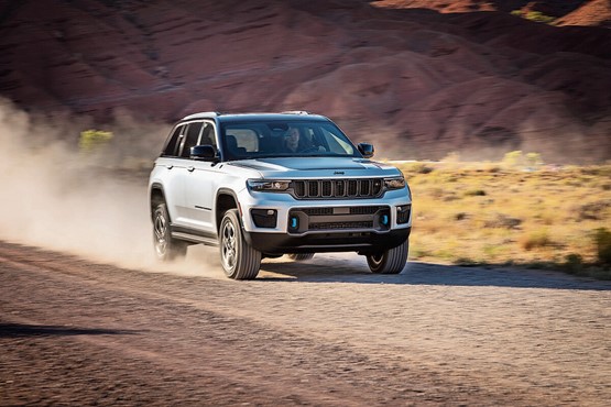 Deutlich moderner, komfortabler und vor allem elektrifiziert: Der Jeep Grand Cherokee geht als Plug-in-Hybrid in die fünfte Modellgeneration.Bild: zVg