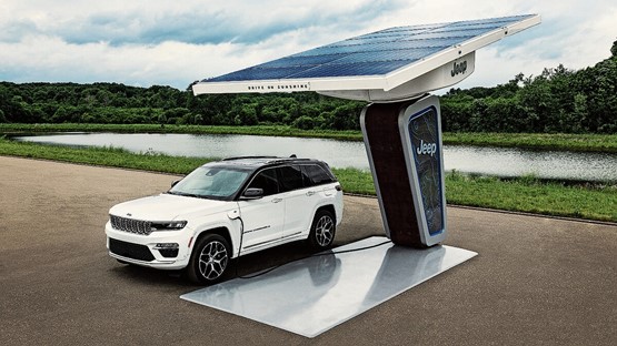 Deutlich moderner, komfortabler und vor allem elektrifiziert: Der Jeep Grand Cherokee geht als Plug-in-Hybrid in die fünfte Modellgeneration.Bild: zVg