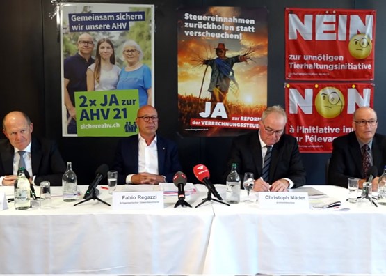 Ensemble pour des conditions cadres favorables à l'économie (de gauche à droite) : Valentin Vogt, Fabio Regazzi, Christoph Mäder et Markus Ritter. Capture d'écran: sgz