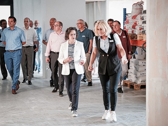 Gastgeberin Silvia Fleury (rechts) weist Gastreferentin Christine Davatz und den Delegierten den Weg durchs SMGV-Ausbildungszentrum.Bilder: Lehmann Kreativ