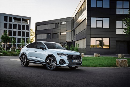 Die coupéhafte Dachlinie lässt den Audi Q3 Sportback athletischer wirken als die Variante mit Steilheck. Wer Allradantrieb will, muss auf den Plug-in-Hybrid verzichten.Bild: zVg