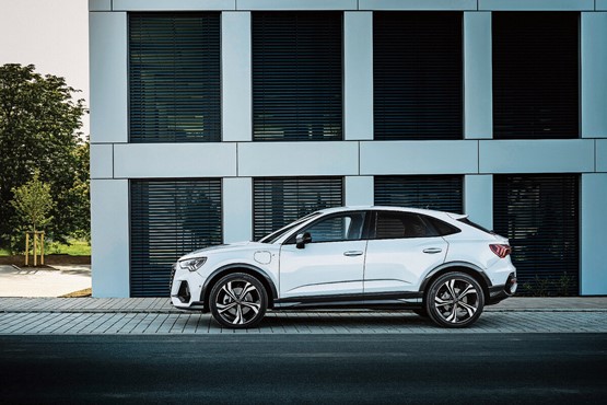 Die coupéhafte Dachlinie lässt den Audi Q3 Sportback athletischer wirken als die Variante mit Steilheck. Wer Allradantrieb will, muss auf den Plug-in-Hybrid verzichten.Bild: zVg