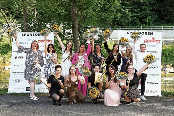 chaussuresuisse est membre de l’Union suisse des arts et métiers. Douze femmes et un homme ont cette année gagné le Chausse-pied d’or. Qu’ils en soient félicités! Photo: dr