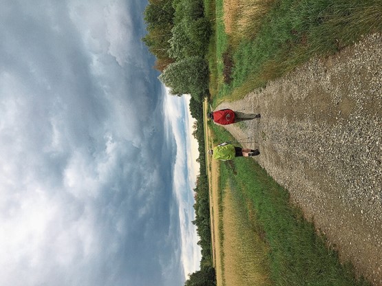 Avec ses deux compagnons de route.