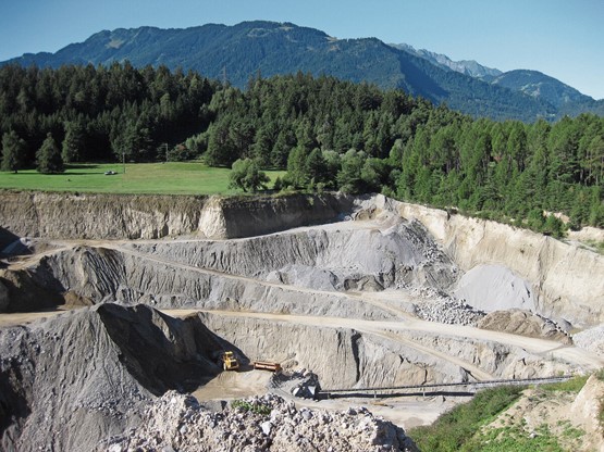 Der FSKB setzt sich ein für eine sichere und wirtschaftliche Versorgung der schweizerischen Bauwirtschaft mit ressourceneffizienten und dezentralen mineralischen Baustoffen. Hier das Kieswerk Calanca. Bilder: zVg