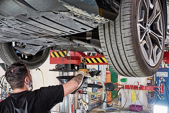 Rund 350 000 Liter Flüssigkeiten werden so im RDZ jährlich aus Fahrzeugen geholt.