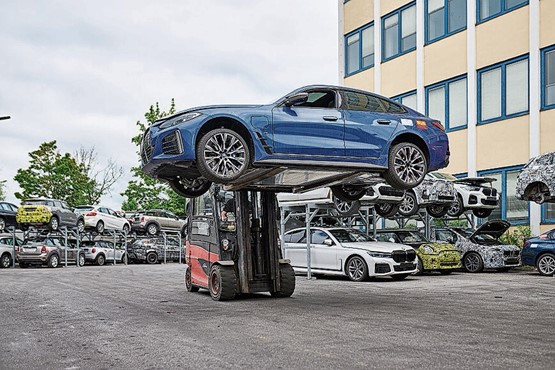 40 bis 50 Fahrzeuge werden täglich vorne in das Recyclingwerk geliefert und hinten als Metallwürfel wieder ausgespuckt.