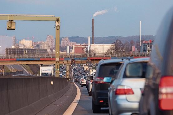 Stau, soweit das Auge reicht: In den Agglomerationen wie hier bei Pratteln wächst das Verkehrsaufkommen besonders stark. Kein Grund also, hier beim MIV zu knausern.Bild: Keystone