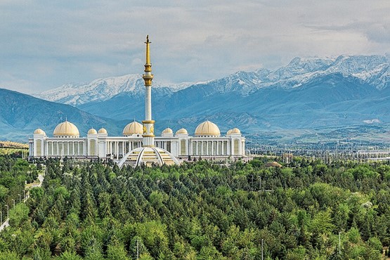 Monument de l’Indépendance et bibliothèque nationale à Achgabat, Turkménistan. 