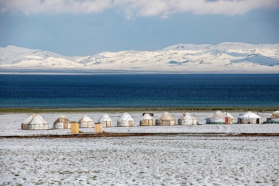Ville de yourtes au bord du lac Son-Kul au Kirghizstan.Photos: 123RF