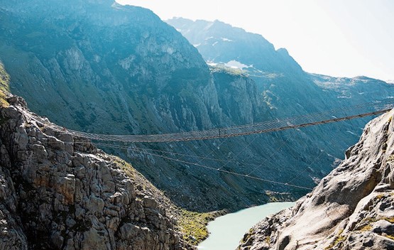Schwindelfrei zu sein, ist hier Voraussetzung: Wanderer auf der Triftbrücke.Bild: Kraftwerke Oberhasli AG/Robert Bösch