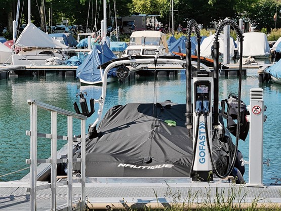 Nachhaltiges Wakesurfen in Thun mit serienmässigem E-Wassersportboot: GOFAST nutzt das Schnellladesystem der BRUGG eConnect.Bild: zVg 