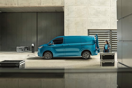 Den neuen Ford E-Transit Custom gibt es als Kastenwagen mit Einzel- oder Doppelkabine sowie als Kombivariante.