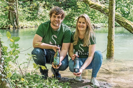 Wein trinken für einen guten Zweck: Mike Martin und Sara Wiedmer machen es möglich mit ihrem nachhaltigen Start-up. Bilder: zVg