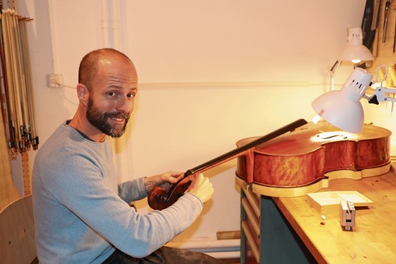 Ein gutes Musikgehör und viel Gespür ist gefragt: Geigenbauer Niklaus von Arb in seiner Werkstatt.Bilder: CR