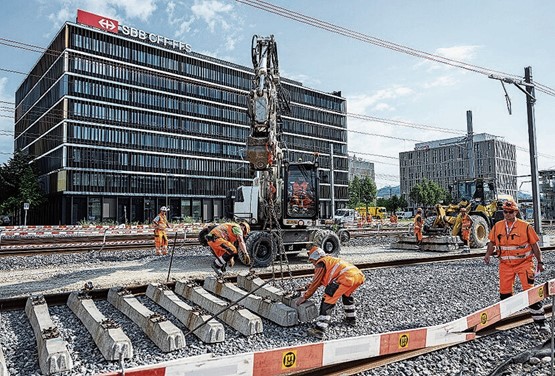 Die Investitionen in den Bahnausbau sind wichtig. Ein leistungs-fähiges Schienennetz trägt zur Attraktivität des Wirtschaftsstandorts Schweiz bei. Bild: Keystone