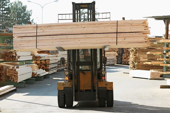 Im Trend: Die Nachfrage nach Schweizer Holzindustrieprodukten wie Leimholz und Pellets ist massiv gestiegen und die Branche reagiert flexibel darauf. Bild: zVg