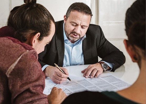 Stephan Schenk ist ein Verkaufsexperte für Immobilien mit viel Erfahrung und Know-how und ein echtes Berner Urgestein, bei dem ein Handschlag noch etwas wert ist.Bilder: zVg