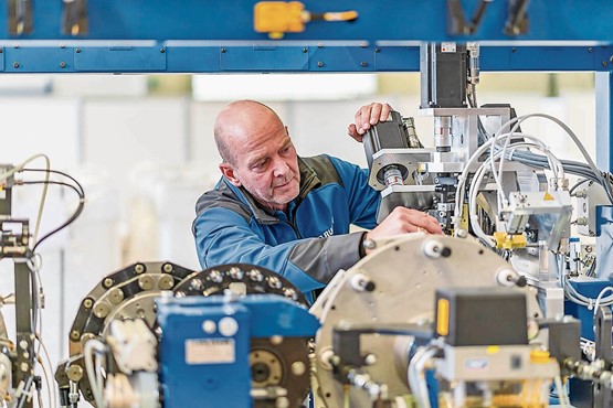 Mit Swissness weltweit an der Spitze: Die Schweizer Hightech-Maschinen der Ruggli AG im Kanton Aargau stehen für höchste Qualität, Präzisionsarbeit und Zuverlässigkeit.