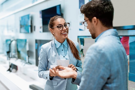 Sensibilisierte Konsumenten: Detailhandelsfachleute in Fachgeschäften oder Fachmärkten der Consumer Electronics Branche beraten Kunden professionell bei der Auswahl der für ihre Wünsche und Anforderungen geeigneten Techniken. Bilder: zVg 