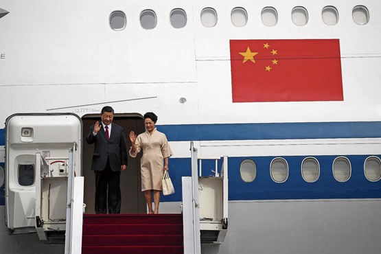 Erstmals seit sehr langer Zeit wieder «ausser Haus»: Der Chinesische Alleinherrscher Xi Jinping mit Gattin Peng Liyuan nach der Landung in Bali am Montag dieser Woche.Bild: Keystone